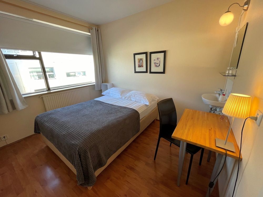 Guesthouse Sunna Basic Double Room with Shared Bathroom 2