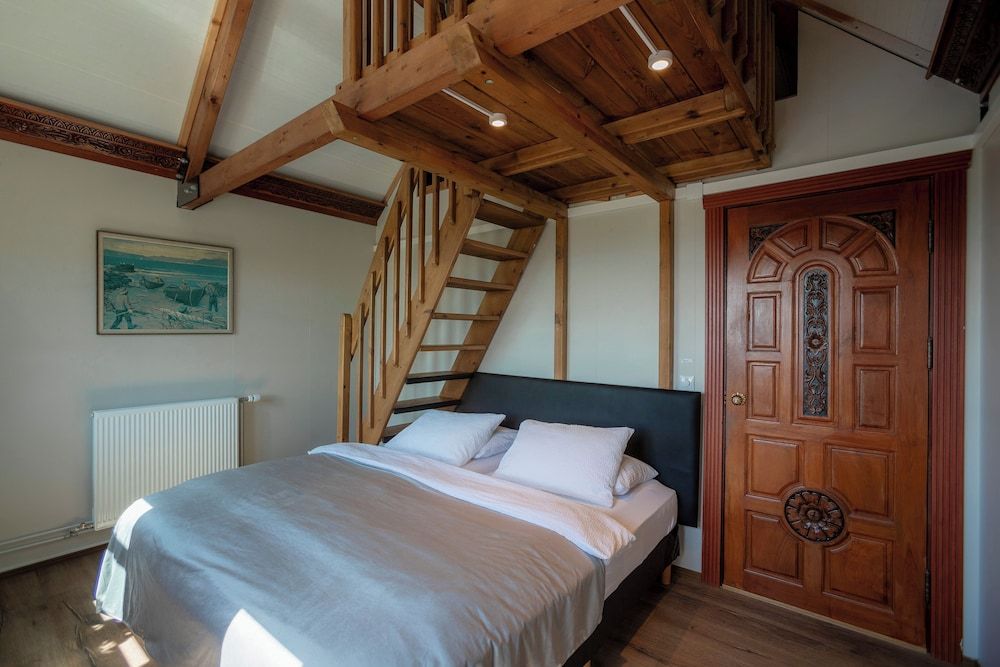 Fisherman's Village Family Room with Private Hot Tub and Sauna - Self Check-in