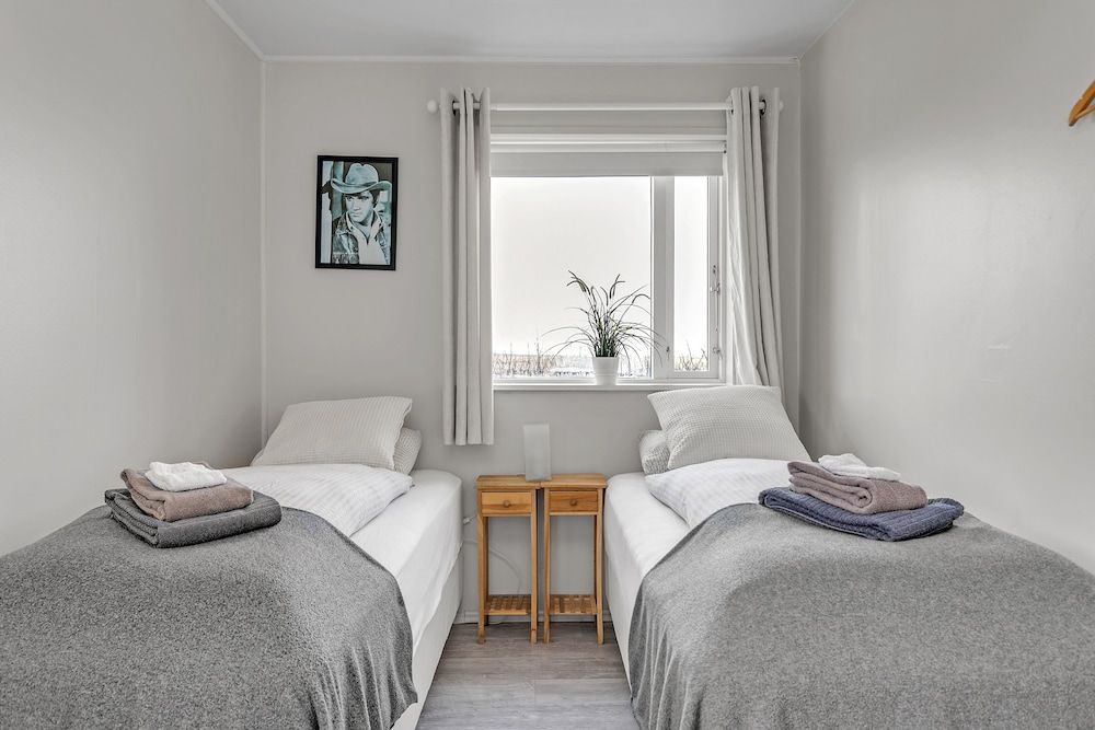 Comfort Apartment, 3 Bedrooms, Kitchen, Lake View (Basement)