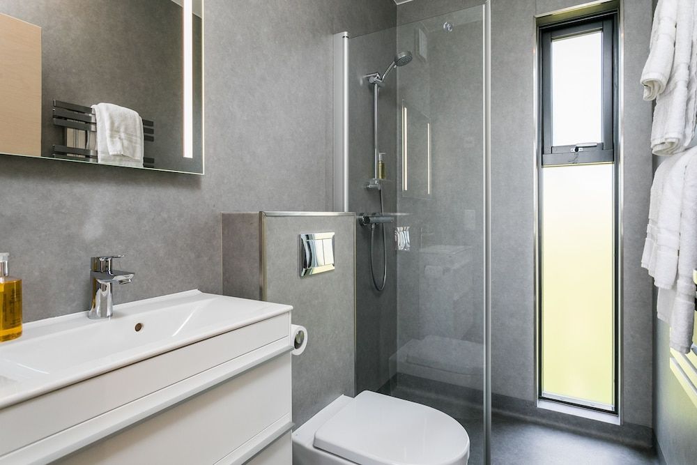 Harbour View Comfort Cabin, 1 Queen Bed with Sofa bed, Partial Ocean View 5