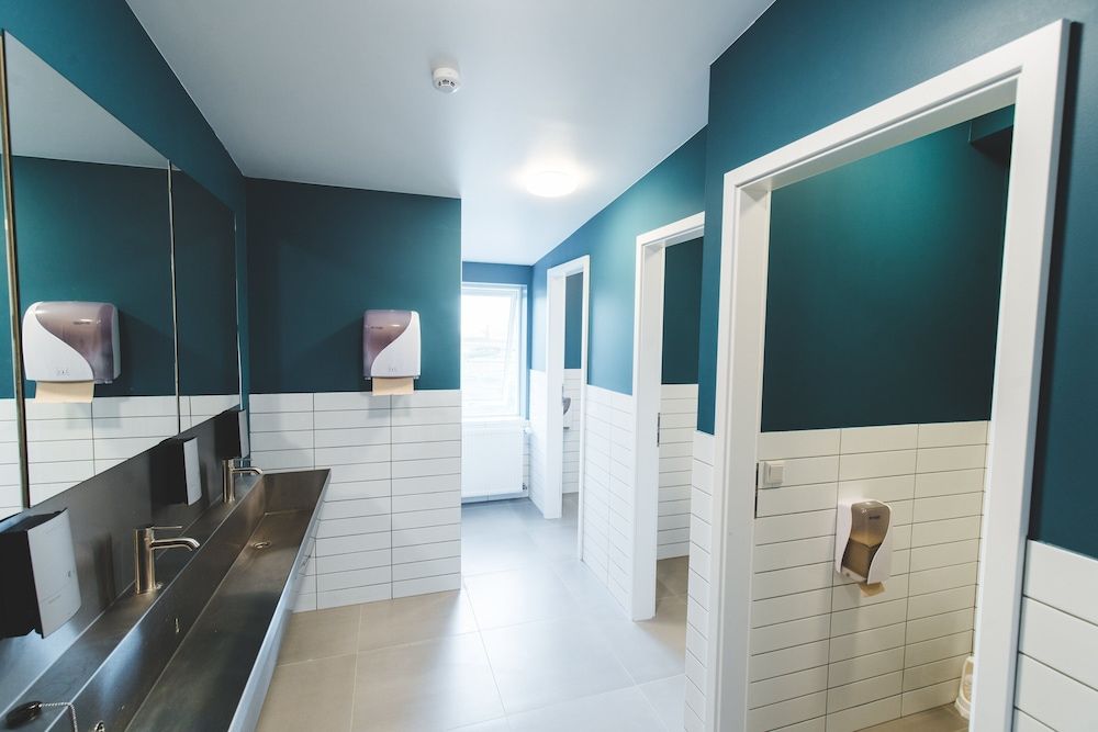 Midgard Base Camp Family Room, Shared Bathroom 6