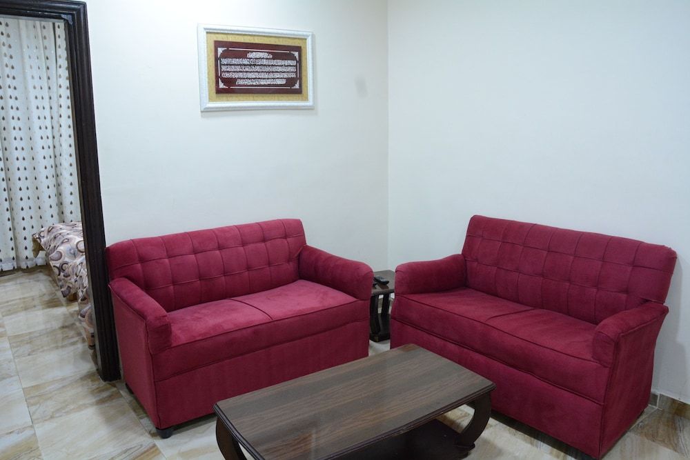 undefined Jasmine leaves hotel apartment 3