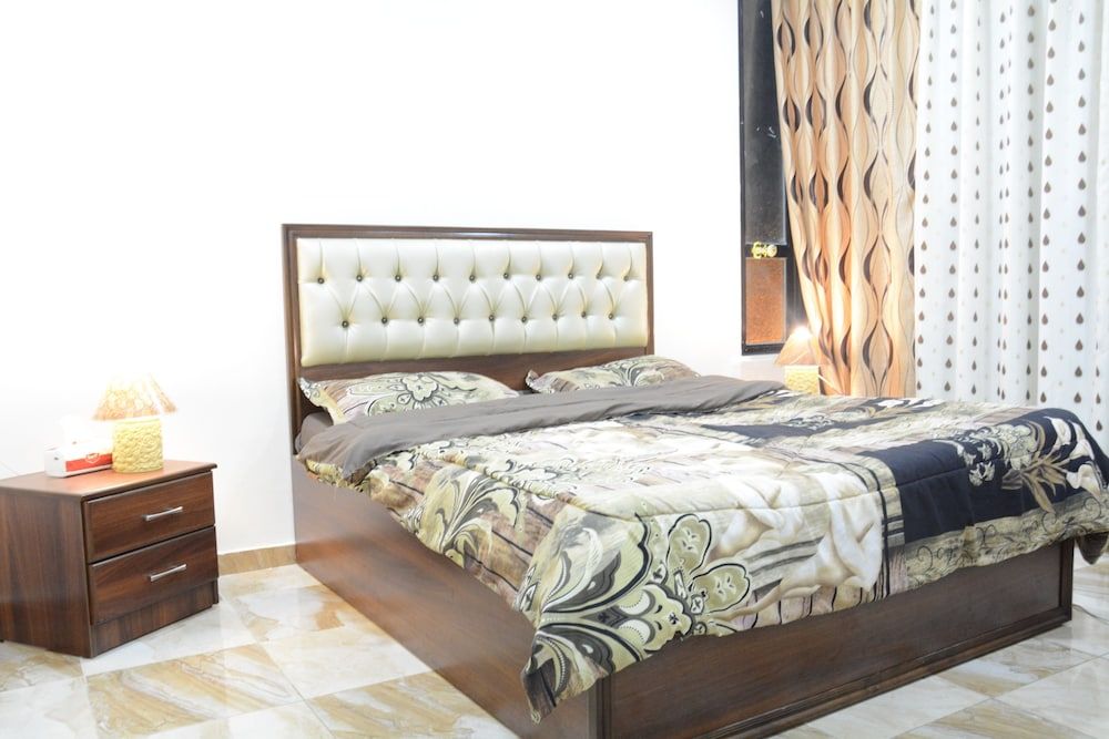 undefined Jasmine leaves hotel apartment