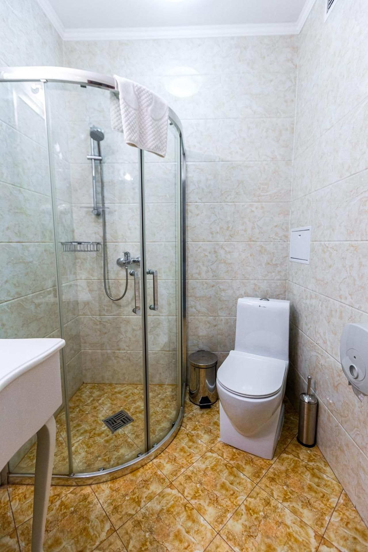 The Plaza Hotel Standard Twin Room 6