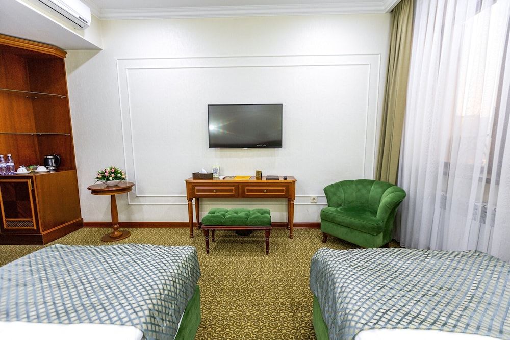 The Plaza Hotel Standard Twin Room 7