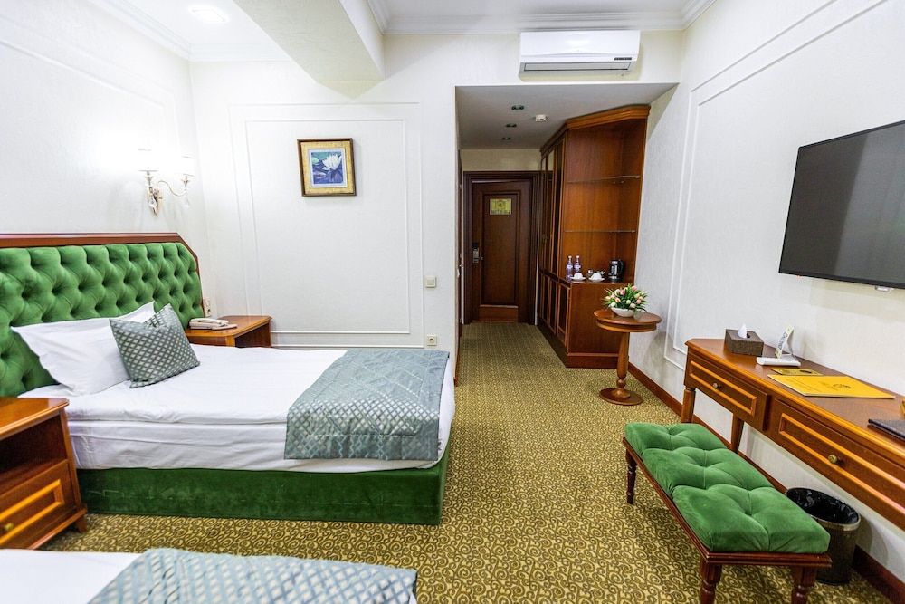 The Plaza Hotel Standard Twin Room 3