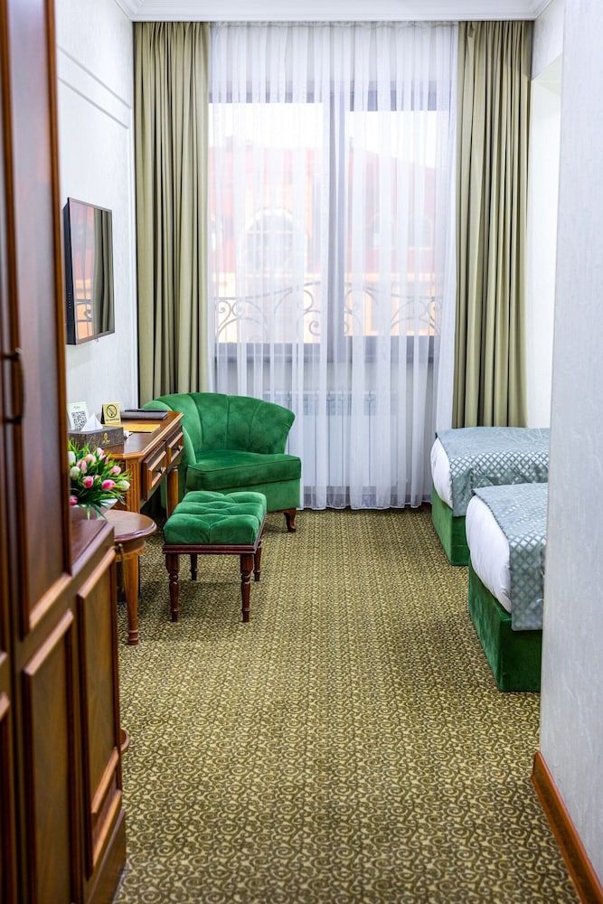 The Plaza Hotel Standard Twin Room 8