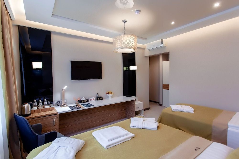 Mildom Premium Hotel Family Room 5
