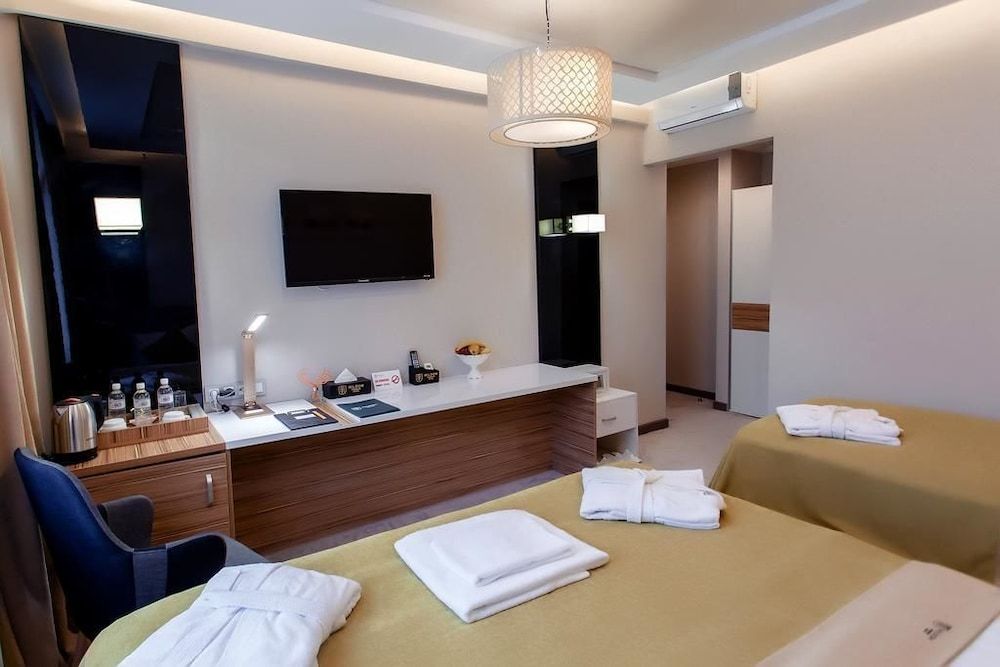 Mildom Premium Hotel Family Room 6