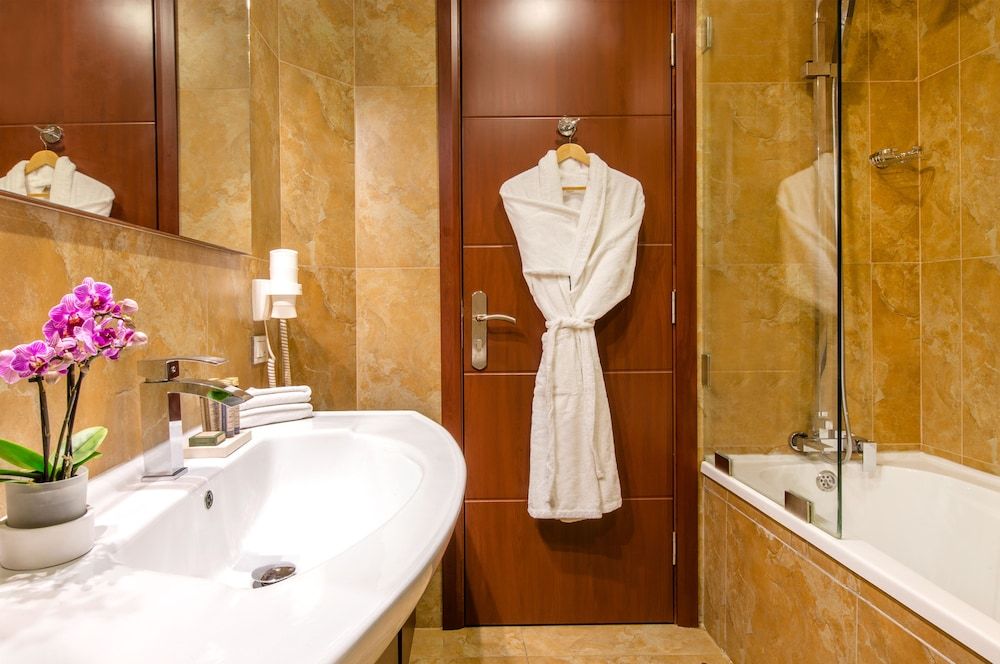 BURJ on BAY Hotel Executive Room, 1 King Bed, Pool Access 5