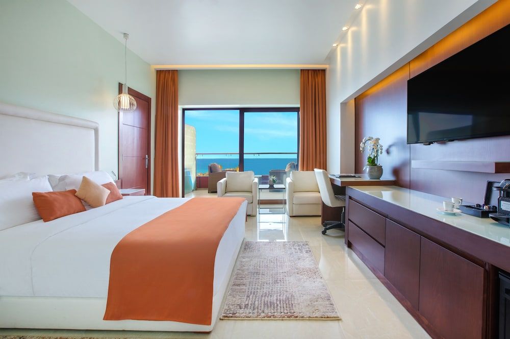 BURJ on BAY Hotel Deluxe Room, 1 King Bed, Pool Access 2