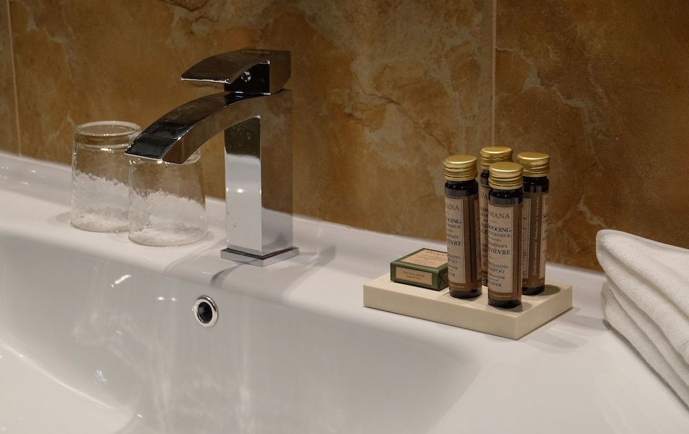 BURJ on BAY Hotel Deluxe Room, 1 King Bed, Pool Access 5