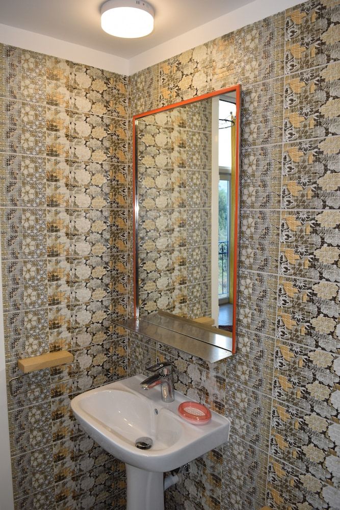 Damask Rose Lebanese Guest House Double or Twin Room 3