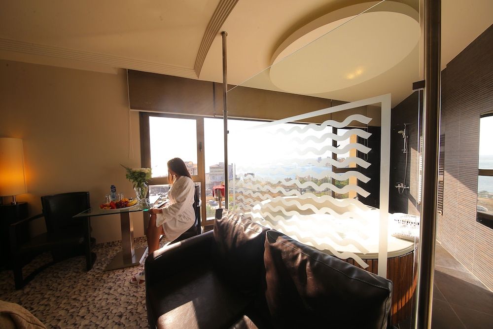 Sunrise Hotel Panoramic Suite 7