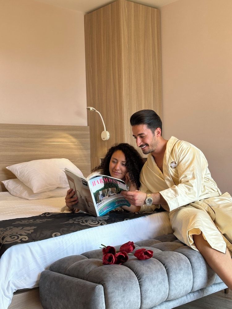 HOtello Guest Suites Deluxe Suite 2