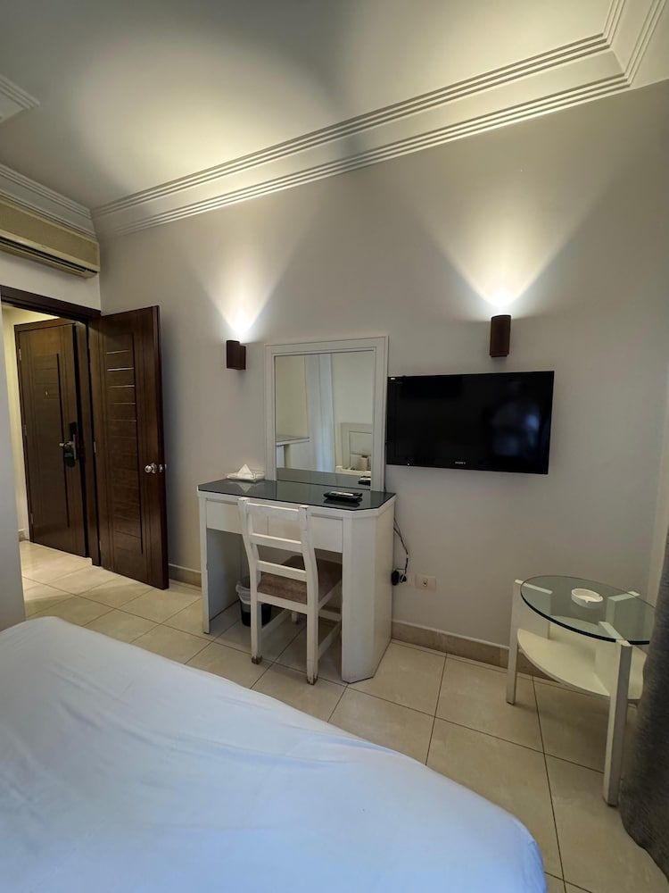 NY Suites Hotel Deluxe Room 5