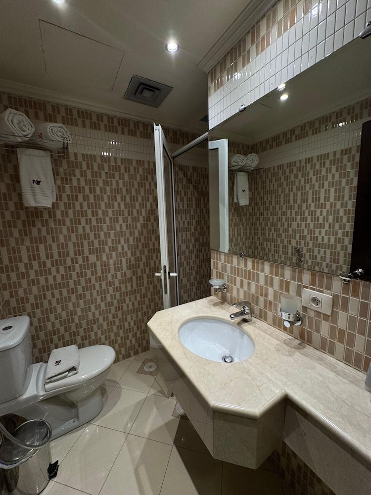 NY Suites Hotel Deluxe Room 4