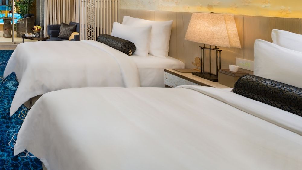 Grand Room, 1 King Bed, Pool Access, Pool View