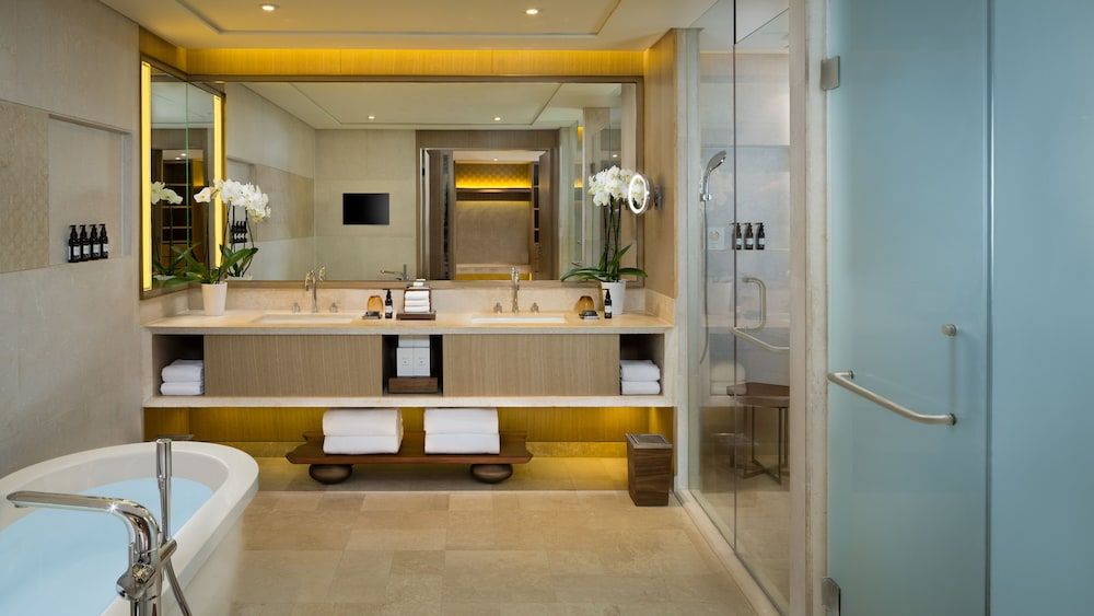 Signature Suite, 1 King Bed, Pool View (Duplex Pool Suite)