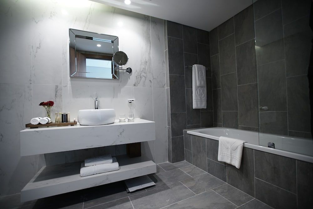 Royal Tulip Achrafieh Deluxe Room, 1 King Bed, Bathtub 7