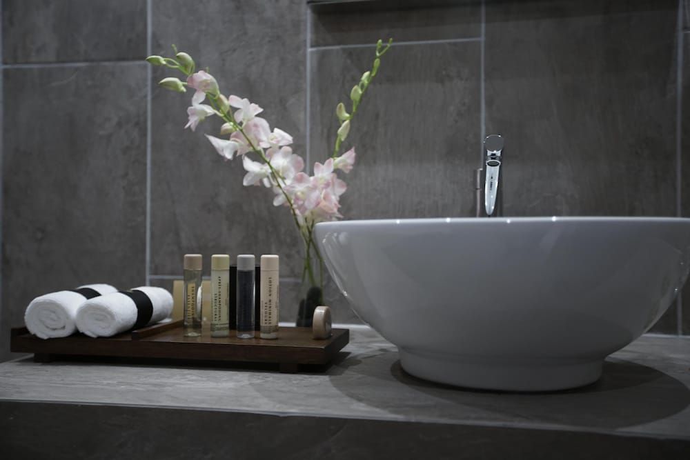 Royal Tulip Achrafieh Deluxe Room, 1 King Bed, Bathtub 8