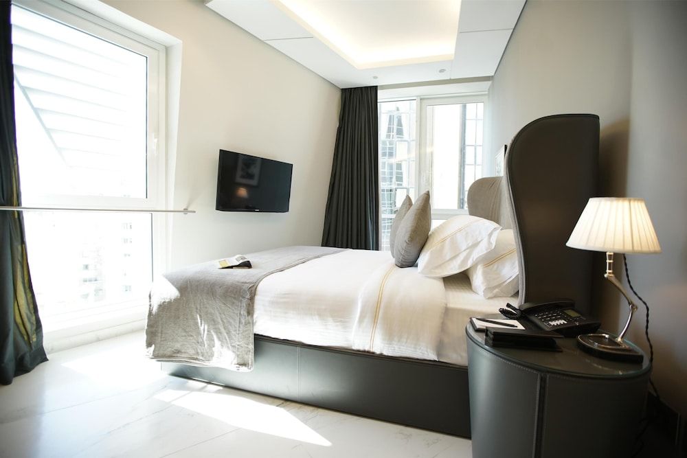 Royal Tulip Achrafieh Deluxe Room, 1 King Bed, Bathtub 3