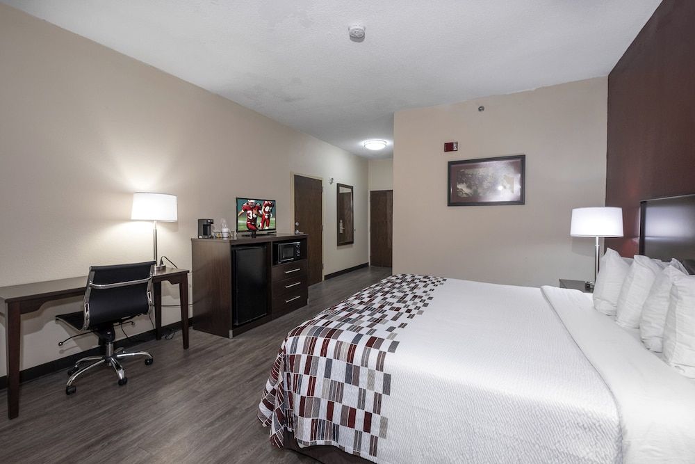 Red Roof Inn Prattville Deluxe Room, 1 King Bed, Accessible, Non Smoking 3