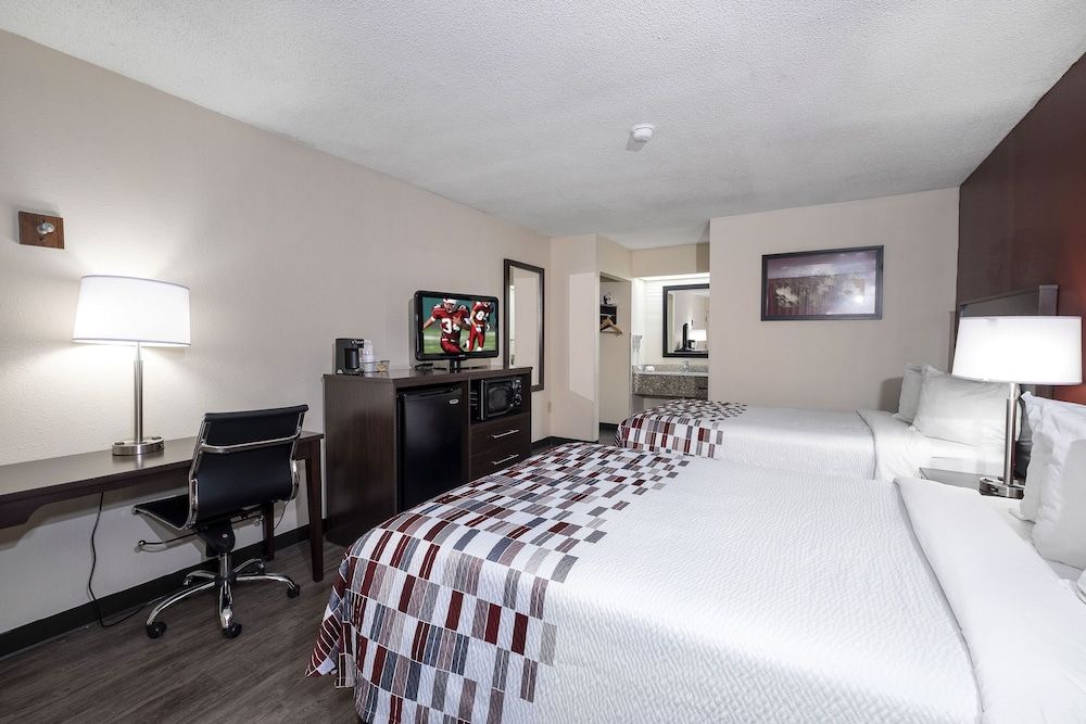 Red Roof Inn Prattville Deluxe Room, 2 Queen Beds, Smoking 3