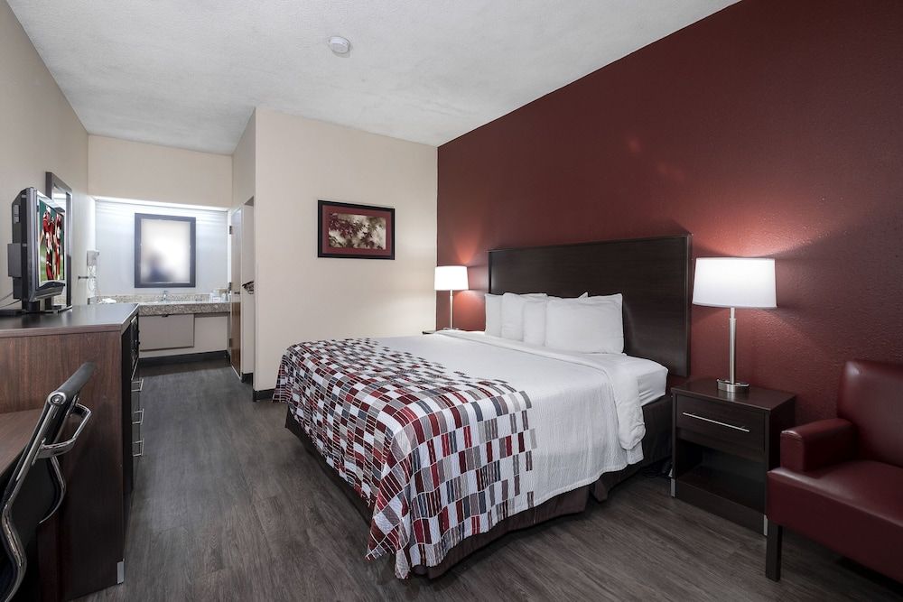 Red Roof Inn Prattville Deluxe Room, 1 King Bed, Accessible, Non Smoking