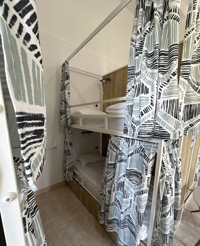 Shared Dormitory, Mixed Dorm, Balcony, Sea View (8 beds)