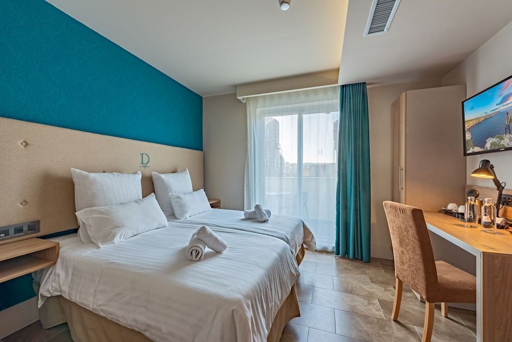 Design Room, 2 Bedroom, City View, Balcony