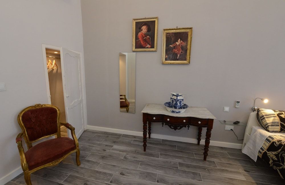 Paulos Valletta Standard Room (King) 4
