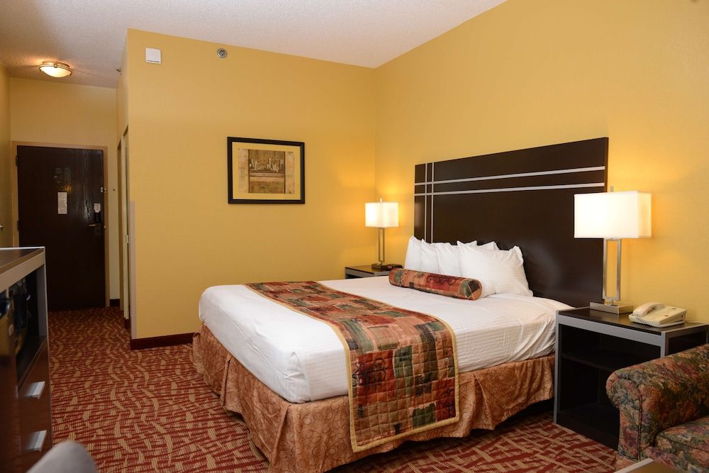 Standard Room, 1 King Bed, Accessible, Bathtub