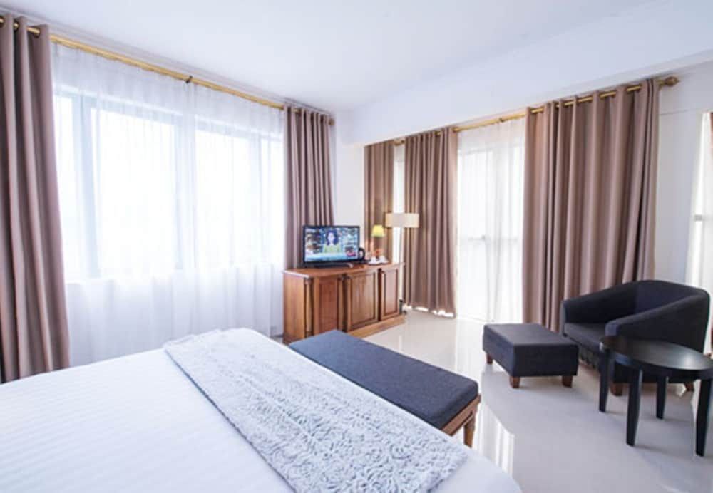 Palms Hotel Superior Room 6