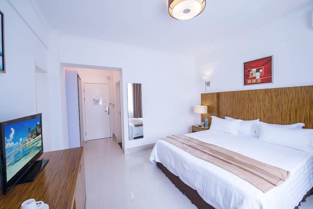 Palms Hotel Deluxe Room 3