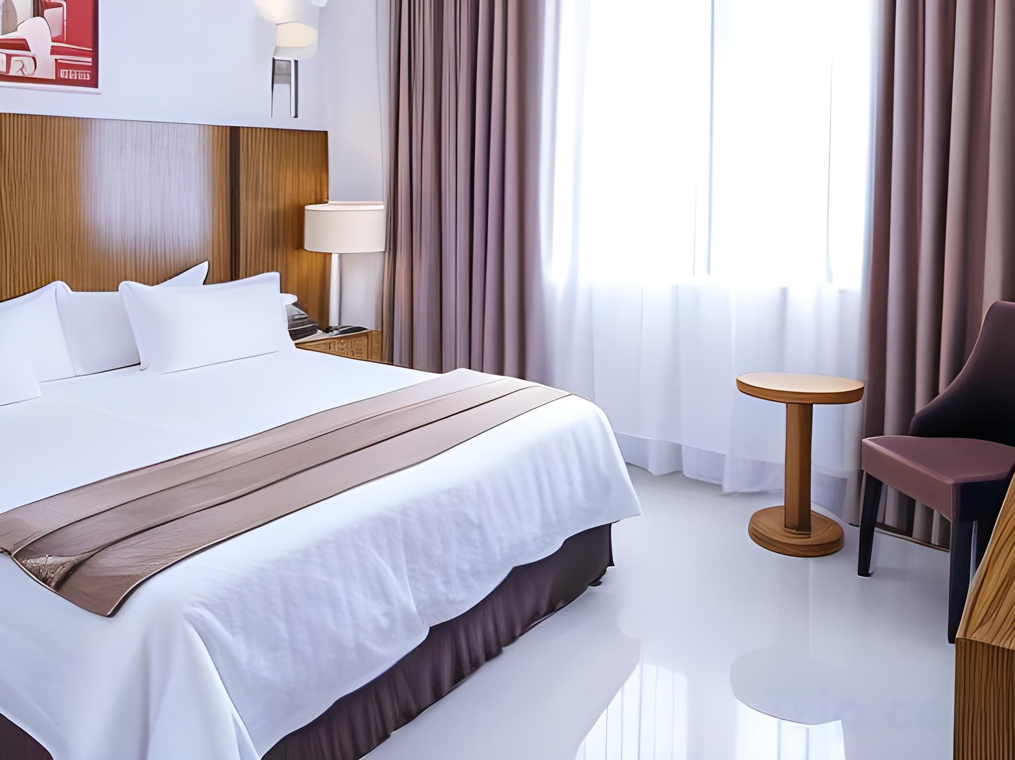 Palms Hotel Deluxe Room 7