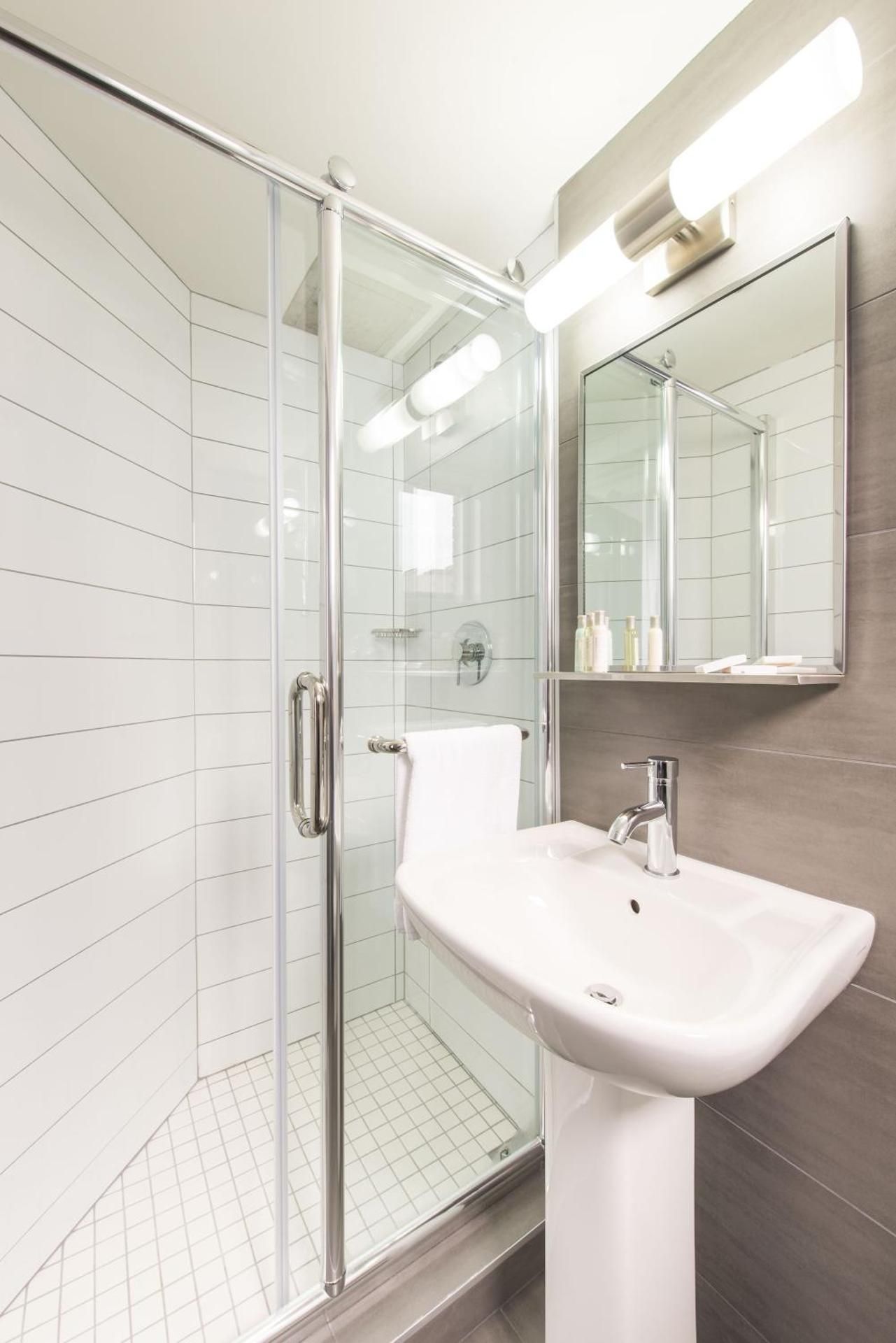 Travelodge Hotel by Wyndham Montreal Centre 1 Double Bed Non-Smoking 3