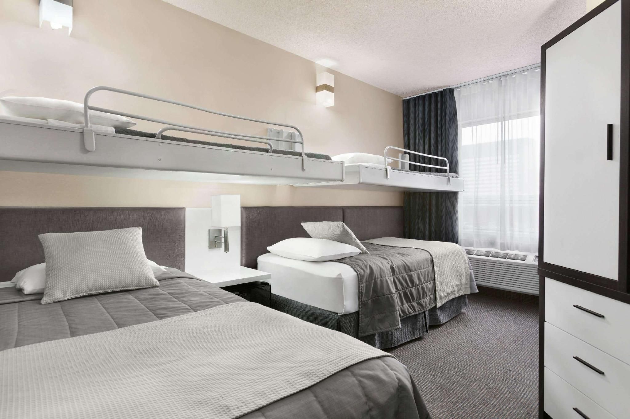 undefined Travelodge Hotel by Wyndham Montreal Centre 10