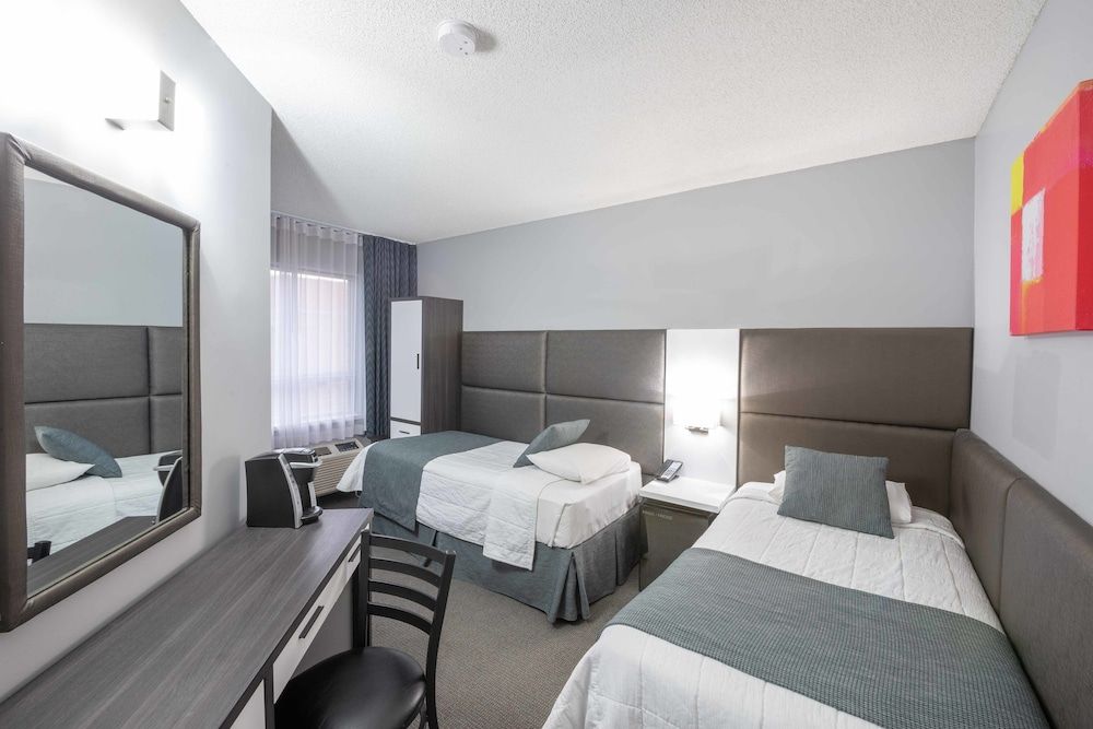 undefined Travelodge Hotel by Wyndham Montreal Centre 5