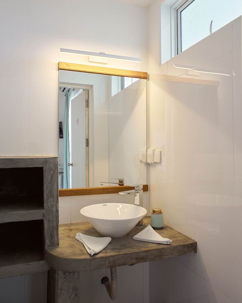 Bliss Dhigurah Executive Quadruple Room 8