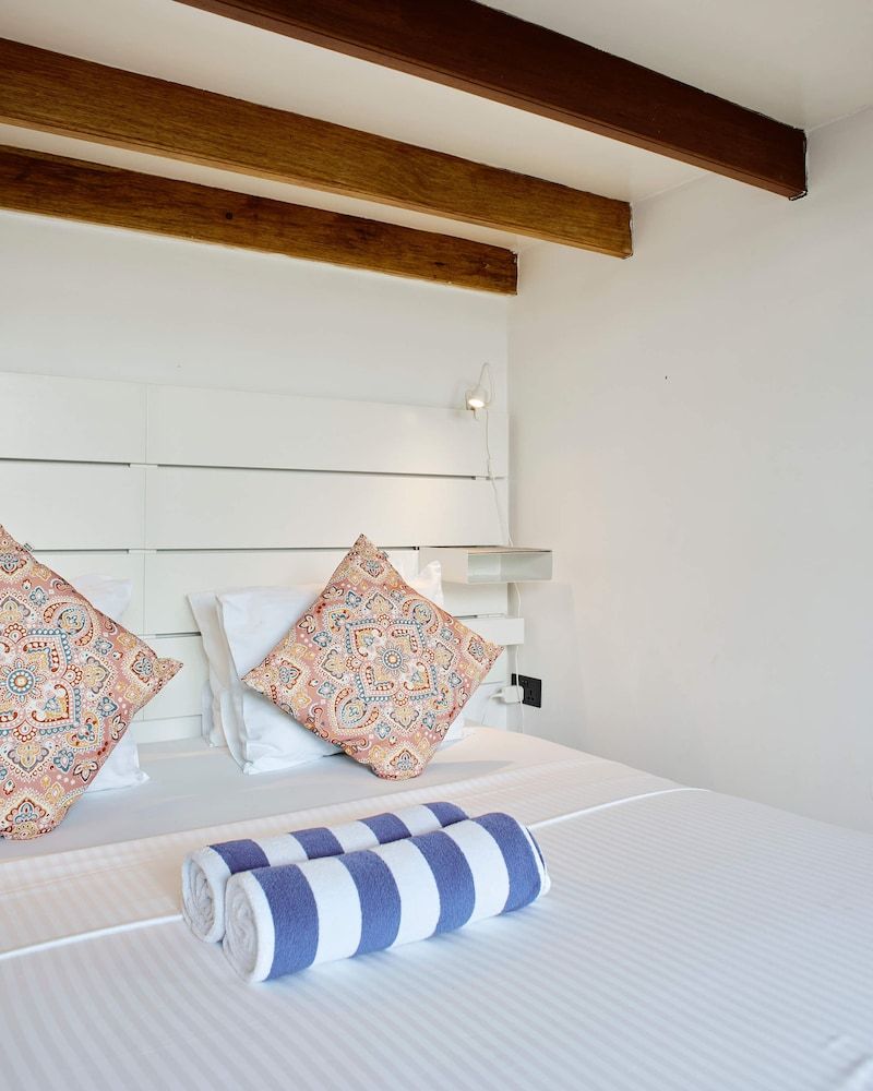 Bliss Dhigurah Executive Quadruple Room 5