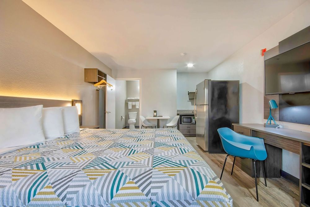 Studio 6 Texas City, TX Standard Room, 1 King Bed, Non Smoking, Kitchenette 4