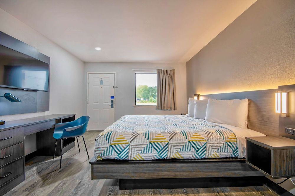 Studio 6 Texas City, TX Standard Room, 1 King Bed, Non Smoking, Kitchenette 5