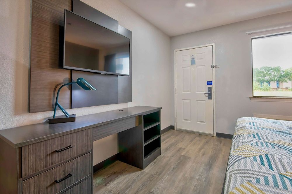 Studio 6 Texas City, TX Standard Room, 1 King Bed, Non Smoking, Kitchenette 10