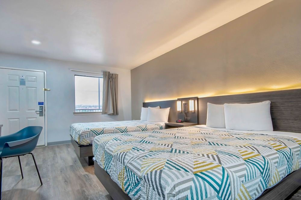 Studio 6 Texas City, TX Standard Room, 2 Queen Beds, Non Smoking, Kitchenette 2