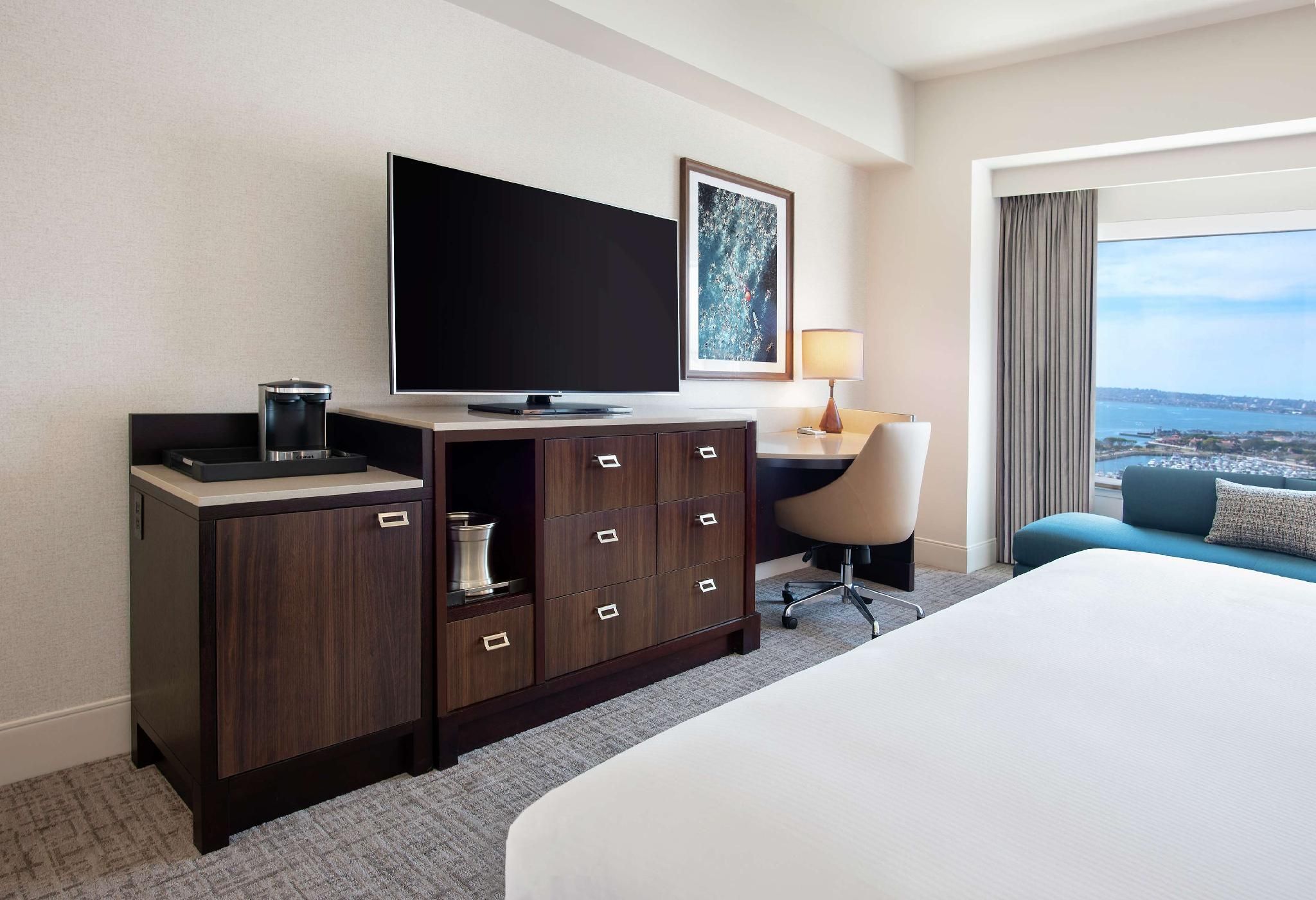 Skyline Bay City View 1 King Bed