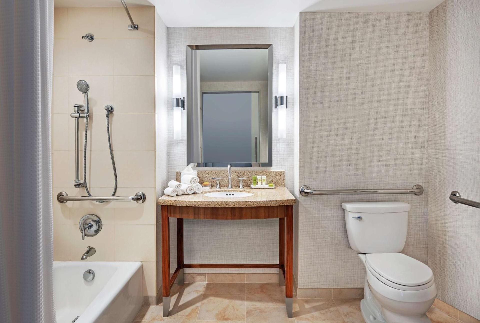 Hilton San Diego Bayfront 2 QN MOBILITY ACCESSIBLE W/ BATHTUB 2