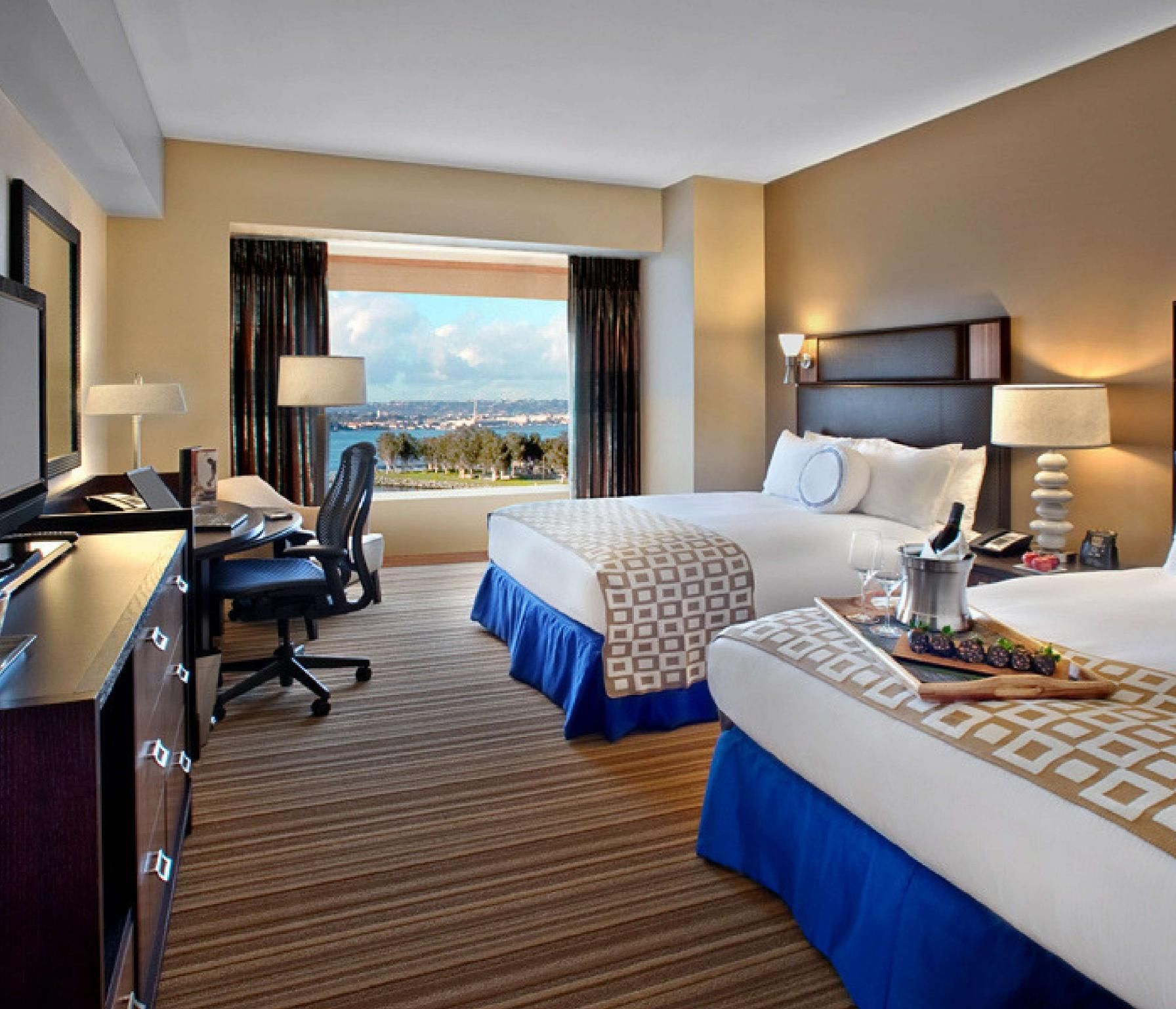 Skyline Bay City View 2 Queen Beds