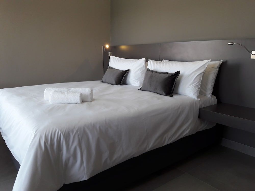 Atlantic Apartments Luxury Apartment, 1 Bedroom, Partial Ocean View 2