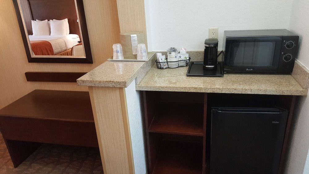 Best Western San Dimas Hotel & Suites Suite, 1 King Bed, Non Smoking, Refrigerator & Microwave (with Sofabed) 5